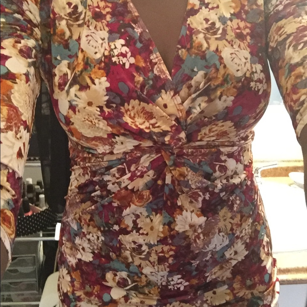 F21 Fitted floral dress with sleeves - Picture 2 of 3